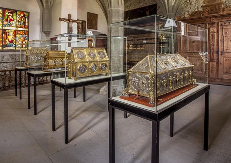 Reliquienschreine in der Schatzkammer im Münster St. Maria u. Markus, Reichenau